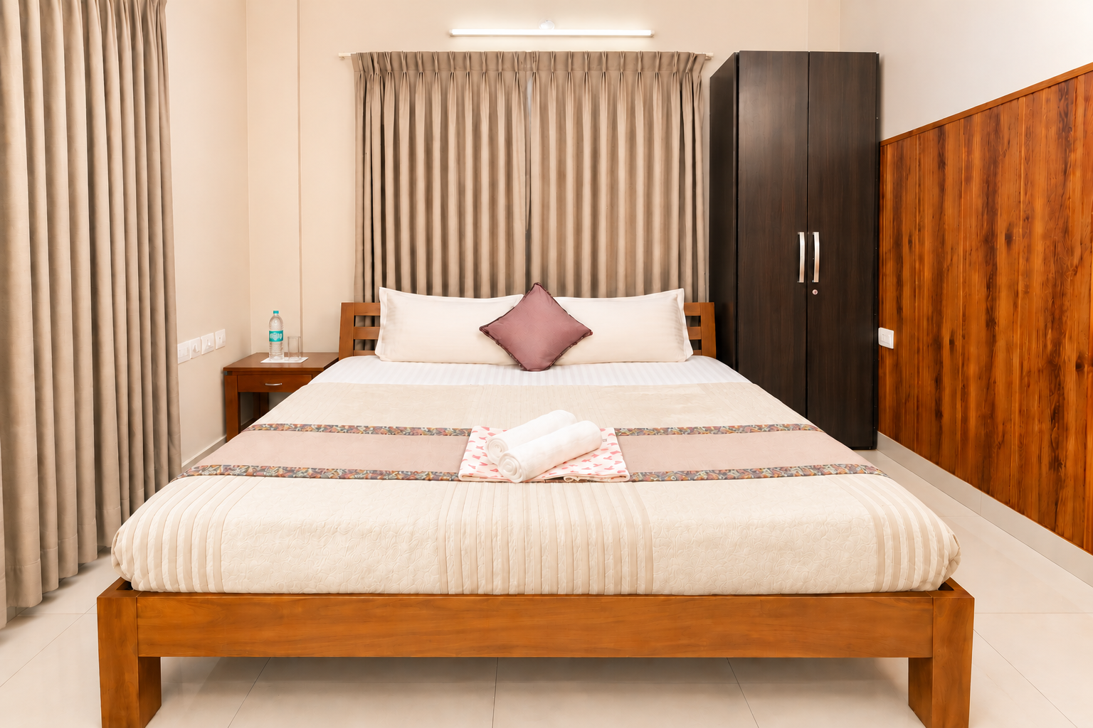 King-size bedroom with fresh bedding
